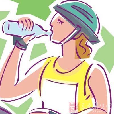 在人們常喝的飲料中，一杯大都含有6至7匙糖，營養學中稱之為“虛卡路裡”，即一些毫無營養的熱量，它們在進入胃後與胃酸、酶及內容物產生生化反應