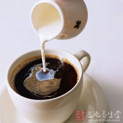 把牛奶和咖啡摻在一起長期飲用，則會對肝造成損害