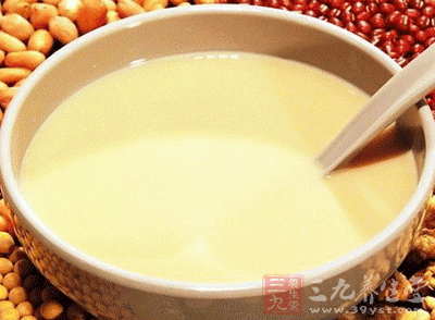 豆漿未煮熟時就食用，也可引起食物中毒