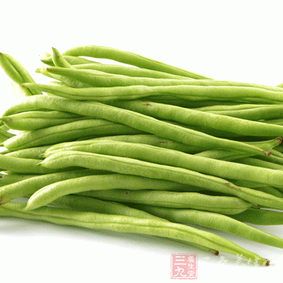 四季豆未煮熟，豆中的皂素會強烈刺激消化道