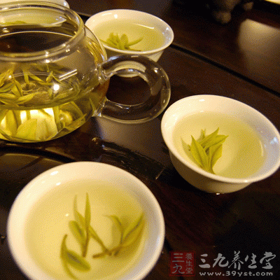 慎用茶水服藥
