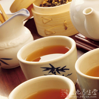 空腹飲茶會沖淡胃酸，還會抑制胃液分泌，妨礙消化，甚至會引起心悸