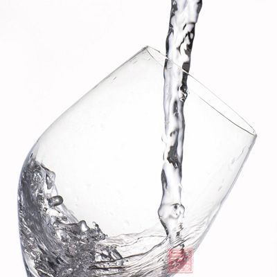 含有高濃度酒精的白酒，對於經期的女性會產生嚴重的傷害