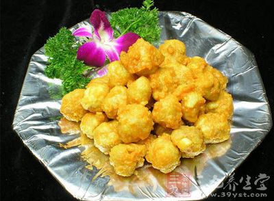 很多營養學家都將油炸的食物稱作是垃圾食物，因為它不但含有較高的油脂量，食用之後還難以消化