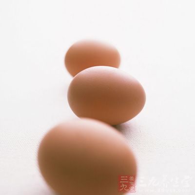把蛋拿在手上,輕輕抖動使蛋與蛋相互碰擊,細聽其聲;或是手握搖動,聽其聲音 把蛋拿在手上,輕輕抖動使蛋與蛋相互碰擊,細聽其聲;或是手握搖動,聽其聲音