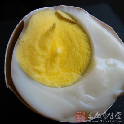 用碗或灶台邊緣敲破雞蛋 用碗或灶台邊緣敲破雞蛋