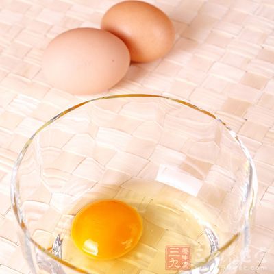 粘殼蛋因儲存時間過長,蛋黃膜由韌變弱,蛋黃緊貼於蛋殼 粘殼蛋因儲存時間過長,蛋黃膜由韌變弱,蛋黃緊貼於蛋殼
