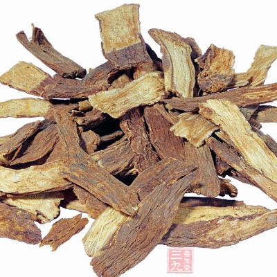 如茶葉含有鞣質，而濃茶含量更高，與中草藥同服時，可與中草藥中某些蛋白質、生物鹼、重金屬鹽結合產生沉澱