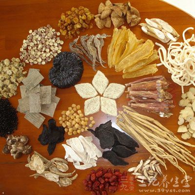 應根據病情、病位、病性和藥物的特點來決定不同的服用方法