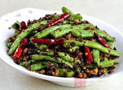 大蒜大蔥都是強烈刺激腸道的食物，一起食用後易出現腹痛、腹瀉等症狀