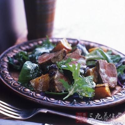 菠菜扒羊肉是一款賣相十分好看的養生美食 菠菜扒羊肉是一款賣相十分好看的養生美食