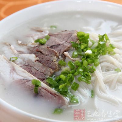 羊肉菠菜湯面適宜於慢性腸炎脾胃虛寒患者食用 羊肉菠菜湯面適宜於慢性腸炎脾胃虛寒患者食用