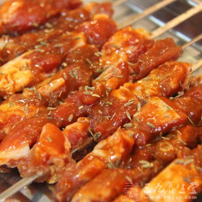 很多食物經過煙熏烘烤之後,的確很香,那股焦香味吸引著很多人 很多食物經過煙熏烘烤之後,的確很香,那股焦香味吸引著很多人