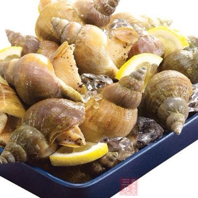 挑選海螺時你會發現,黑壓壓的一塊肉壓在殼子口 挑選海螺時你會發現,黑壓壓的一塊肉壓在殼子口