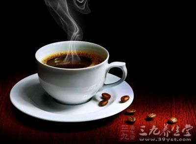 由於睡眠的缺失，喝濃茶或咖啡、酒類等維持興奮是晚睡人習慣采用的方法