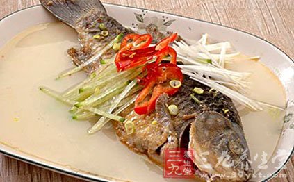 魚體腹腔兩側有一層黑色膜衣