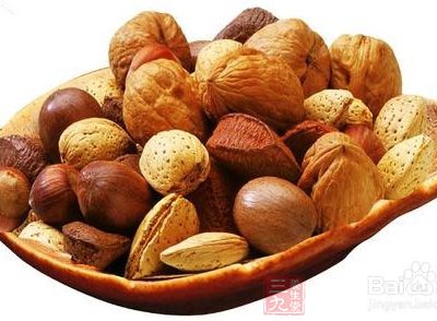 睡前應盡量少吃或不吃腰果、核桃和花生等堅果