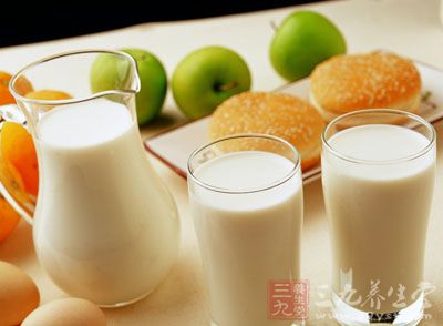 牛奶中的乳糖是導致喝牛奶腹瀉的“元凶”。