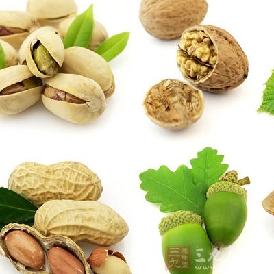 堅果中含有大量脂肪、蛋白質、碳水化合物 堅果中含有大量脂肪、蛋白質、碳水化合物