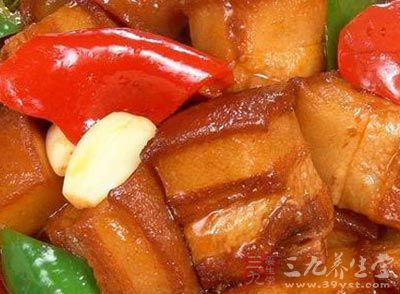 進食過多油膩食物、過量飲酒或過度飽餐 進食過多油膩食物、過量飲酒或過度飽餐