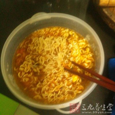 方便面不要經常吃。最好不買即食的碗裝面，吃的時候最好煮