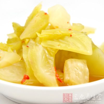 腌制食品在腌制過程中，需要大量放鹽，這會導致此類食物鈉鹽含量超標