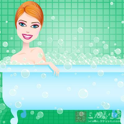 民間有句俗話叫“飽洗澡餓剃頭”
