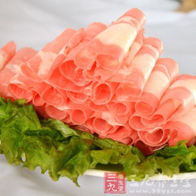 羊肉中含有大量的嘌呤類，此物容易分解成為尿酸，是形成腎結石的成分之一