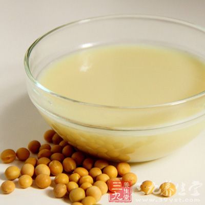 豆漿通過促進影響尿酸、草酸和鈣的生成、排洩以及結晶形成，從而促進腎結石的形成