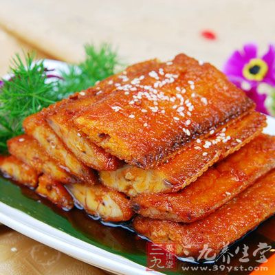 肝炎患者用鮮帶魚蒸熟後取上層油食之,久服可改善症狀 肝炎患者用鮮帶魚蒸熟後取上層油食之,久服可改善症狀