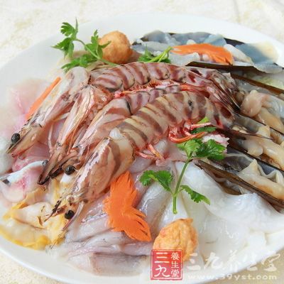 荨麻疹或是食用海鮮過敏所致