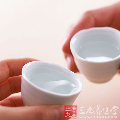 荨麻疹患者要是喝了酒會導致荨麻疹出現復發的可能