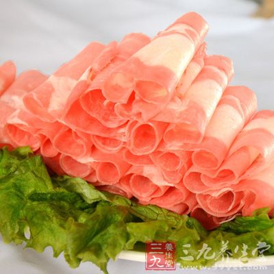 羊肉中含有大量的嘌呤類，此物容易分解成為尿酸，是形成尿結石的成分之一