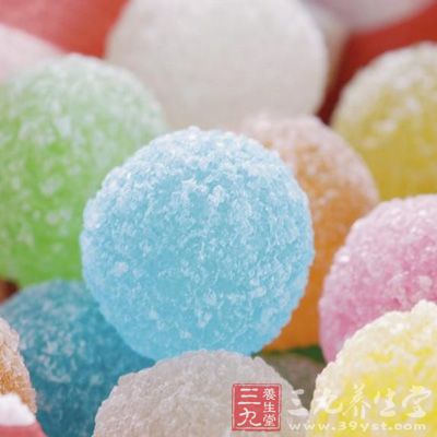 在食用100克蔗糖後，過2小時去檢查他們的尿，發現尿中的鈣和草酸濃度均上升