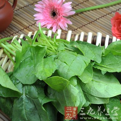 高鈉飲食會增加尿鈣的排洩，每天鈉的攝入量應少於2克