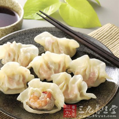 蝦仁、火腿、青菜末配適量鮮肉調制成餡
