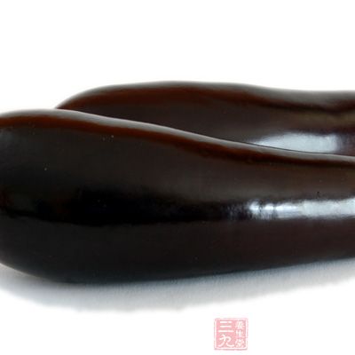 茄子主含龍葵鹼，其含量以紫皮茄為多