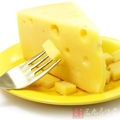 多選用牛奶、奶酪、脫脂奶粉和蛋類，它們所含嘌呤少