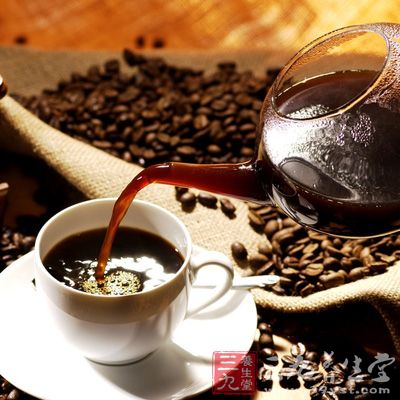 對於孕期的女性，最好少喝咖啡為宜