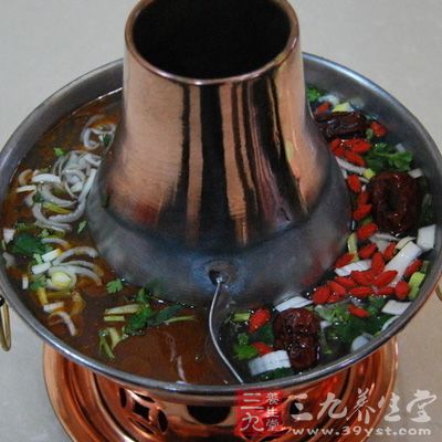 吃火鍋時,若食物在火鍋中煮久了會失去鮮味 吃火鍋時,若食物在火鍋中煮久了會失去鮮味