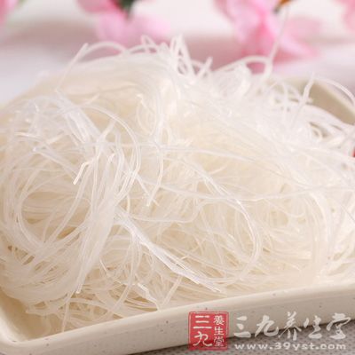 如果你的筷技不如人，就別去嘗試夾粉條了