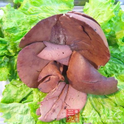 動物內髒是高嘌呤食物，分解代謝也會產生高血尿酸，而尿酸是形成結石的成份