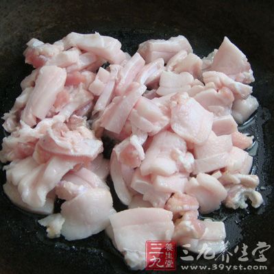 高脂肪的肉類建議少吃：例如肥肉