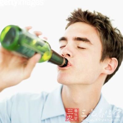 酒精具有抑制尿酸排洩的作用，長期少量飲酒還可刺激嘌呤合成增加