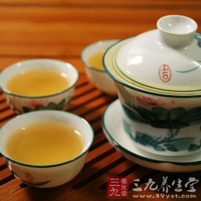 茶水如果是濃茶，刺激神經興奮。淡茶可以，隔夜茶不能喝，茶鹼會增大很多