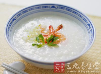選擇容易消化的流質飲食如菜湯、稀粥
