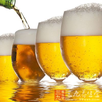 食用海鮮飲用大量啤酒,會發生過多的尿酸 食用海鮮飲用大量啤酒,會發生過多的尿酸