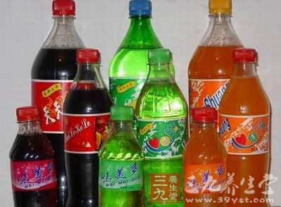 上來就喝碳酸飲料，不僅會讓人打嗝、脹肚，而且也會食欲大減