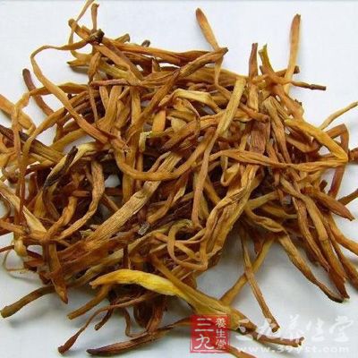 生吃黃花菜會出現嗓子發干、燒心