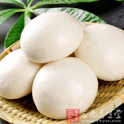 貧血患者盡量少食用鹼性食物，如饅頭、荞麥面等